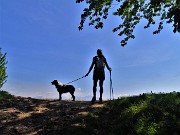 47 Terminata la dura salita del 'Sentiero delle Rue' si aprono i panorami dei Prati Parini